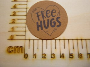 Kunstlederlabel "Free Hugs"