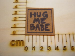 Kunstlederlabel "Hug Me Babe"