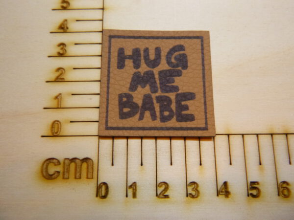 Kunstlederlabel "Hug Me Babe"