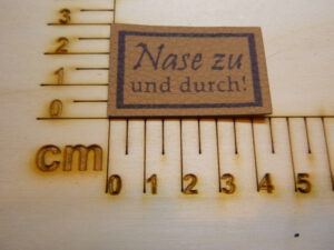 Kunstlederlabel "Nase zu und durch"