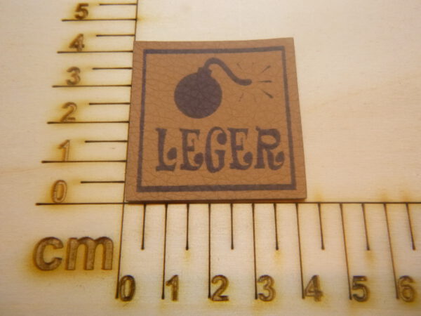 Kunstlederlabel "Bomben-Leger"