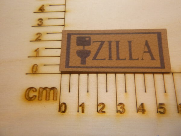 Kunstlederlabel "Klo-Zilla"