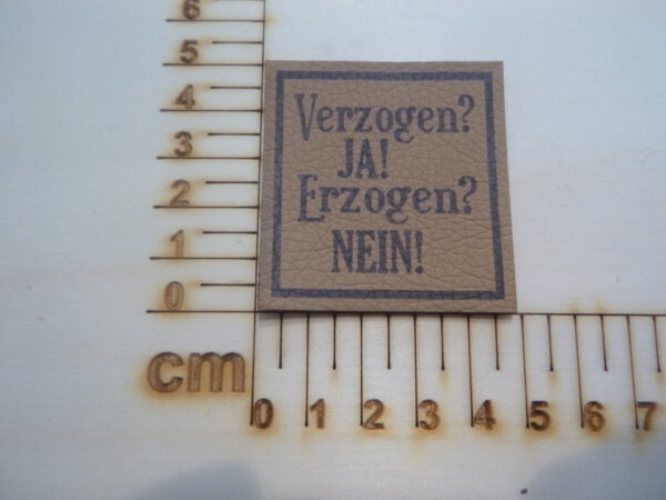 Kunstlederlabel "Verzogen? Ja, Erzogen? Nein" #11165
