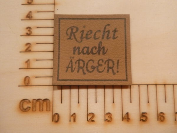 Kunstlederlabel "Riecht nach Ärger" #11216